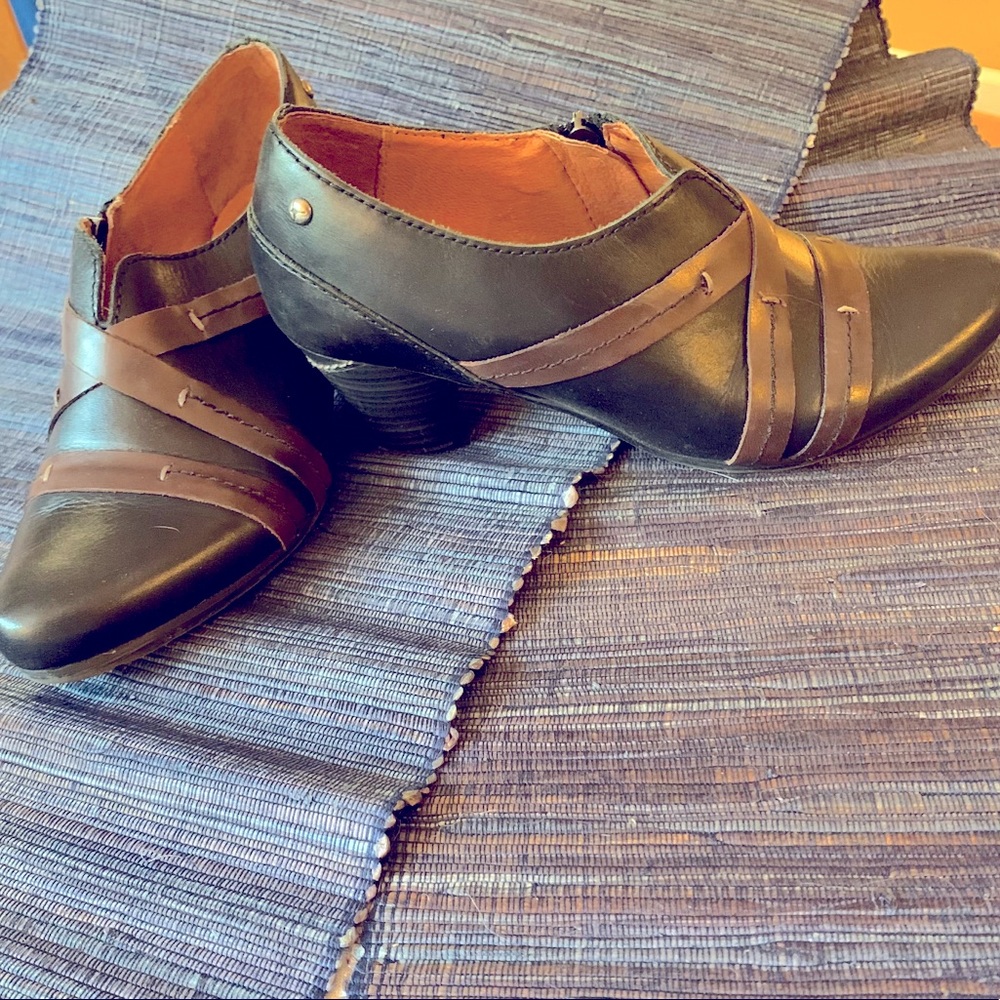 Pikolinos | Black leather bootie
